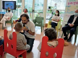  ?? ?? Nella «ludobiblio» Neri Marcoré e gli altri attori durante la lettura delle fiabe