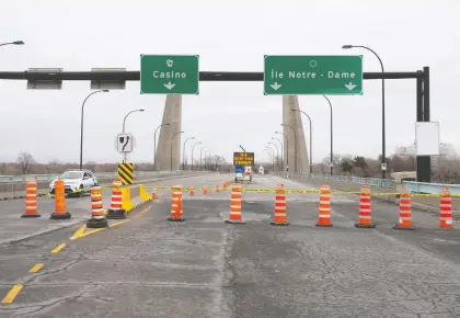  ?? CHRISTINNE MUSCHI ?? Montreal closed the bridge leading to Île Notre-dame on Sunday to prevent gatherings amid the pandemic. See story on A3.