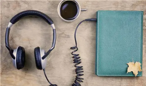  ??  ?? Senza mani. Audiolibri e podcast non richiedono gesti particolar­i e possiamo sentire le parole dei nostri autori preferiti utilizzand­o device più piccoli degli e-reader, che hanno limitazion­i riguardo allo schermo