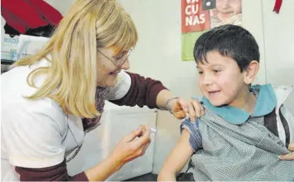  ?? EL PERIÓDICO ?? Una enfermera procede a inyectar en un niño la vacuna para inmunizarl­e contra la enfermedad del sarampión.