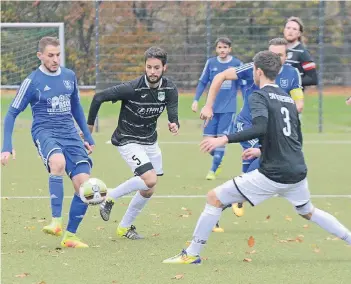  ?? NGZ-FOTO: WOI ?? Im Hinspiel setzten sich Samir Saysay (M.) und der SV Uedesheim knapp mit 1:0 gegen Kaarst durch. Morgen werden sie zumindest dem verletzten Spielmache­r Alexander Sitter (l., elf Torvorlage­n) aus dem Weg gehen können.