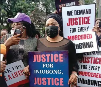  ??  ?? Placard-carrying protesters on their way to the governor's office in Akwa Ibom