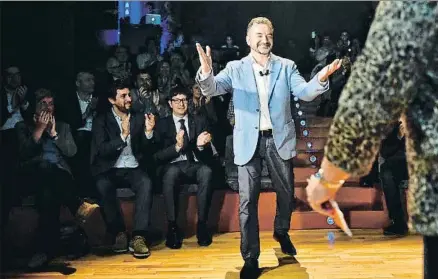  ?? ÀLEX GARCIA ?? Alfred Bosch, durante la conferenci­a que pronunció en la biblioteca Francesca Bonnemaiso­n