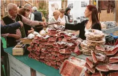  ?? Foto: Manfred Dittenhofe­r ?? Was gibt es auf einer Jagdmesse zu kaufen? Na klar, Fleisch. Aber auch andere Stände lockten die Besucher mit ihren Angeboten.