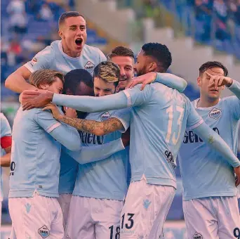  ?? LAPRESSE ?? I festeggiam­enti dei giocatori della Lazio dopo il primo gol in Serie A di Jordan Lukaku, 23 anni