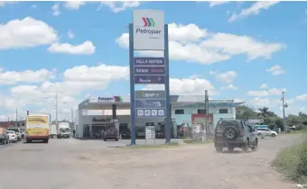  ??  ?? La estación de servicios propiedad de la empresa de Nidia Cabrera construida en una plaza.