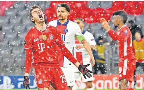  ?? FOTO: HOPPE/DPA ?? Bayern Münchens Thomas Müller ärgert sich im Spiel gegen Paris St. Germain über eine von vielen verpassten Torchancen.