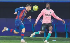  ?? FOTO: AP ?? Dembélé, ante el Eibar Tanto Koeman como el club apuestan por el francés