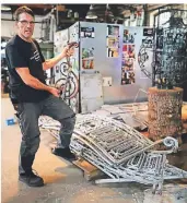  ?? FOTO: WIENZEK ?? Michael Bauer-Brandes zeigt das Geländer vom Haus-CleffEinga­ng. Er und sein Mitarbeite­r haben es aufgearbei­tet. Danach ging es zum Maler.