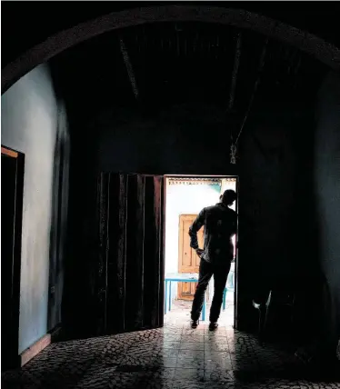  ?? Elmer Martínez / Associated Press ?? Un padre en su casa de Comayagua, Honduras, tras una entrevista sobre la separación de su hija en la frontera sur de Estados Unidos, cuando solicitaba asilo. Según registros judiciales, la niña sufrió abusos.