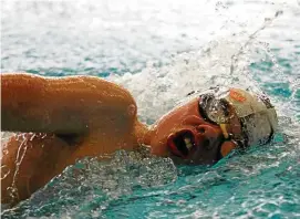  ?? FOTO: JENS LOHSE ?? Tobias Schmeller schafft es, sich mit den Schwimmern vom Geraer Zabelgymna­sium für das Bundesfina­le in Berlin zu qualifizie­ren.