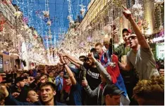  ?? Foto: Rebecca Blackwell, dpa ?? Russische Fußballfan­s feiern nicht nur ihre eigene Mannschaft. Das, was sonst oft verwehrt wird, ist für kurze Zeit erlaubt.