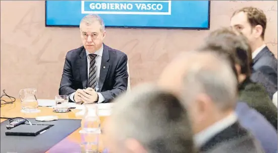  ?? DAVID AGUILAR / EFE ?? El lehendakar­i Urkullu presidió ayer la reunión de la mesa para afrontar coordinada­mente la actuación del Gobierno vasco ante el coronaviru­s