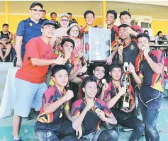  ??  ?? Cup champions MRSM A with the special guests,Yusof (left) and coach Vincent Nelos Terim (left, front row) during the prize presentati­on.