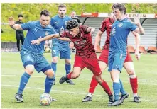  ?? FOTO: RAINER HOHEISEL ?? Die Oberligafu­ßballer des SV Schermbeck, hier Dilhan Demir (rotes Trikot, Mitte), gerieten zuletzt immer wieder ins Stolpern.