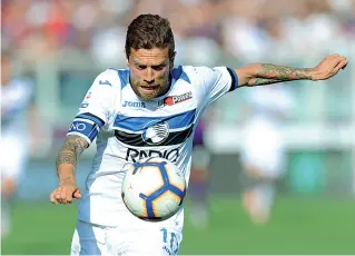  ??  ?? Capitano Papu Gomez in azione al Franchi di Firenze. L’argentino è stato tra i migliori dei nerazzurri nella sconfitta rimediata con la Fiorentina