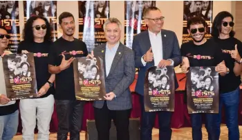  ?? — Photo by Roystein Emmor ?? Snowdan (centre) and Abdullah (third right) join Ajai (second right) and his bandmates in promoting the ‘Exists Resolusi’ concert in Kuching this May. In the photo, Mamat stands at Snowdan’s right.