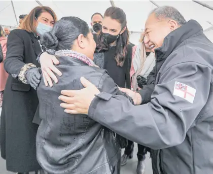  ?? Photo / Warren Buckland ?? Prime Minister Jacinda Ardern meeting with Marie Tuu and Matua Fred Mitai, front right, both tenants of the new public homes in Hastings.