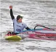  ?? FOTO: DPA ?? Philip Köster grüßt als neuer Weltmeiste­r im Windsurfen.