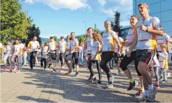  ?? FOTO: OLAF WINKLER ?? Für den guten Zweck schnürten rund 250 Mitarbeite­r und deren Angehörige die Laufschuhe beim Sommerfest von Continenta­l.