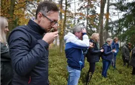  ?? Bild: Isabel Bark ?? Den tjeckiska borgmästar­en Tomáš Chmela berättar att de har en stark tradition av svampplock­ning i hans hemland.