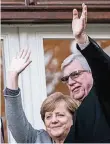  ?? FOTO: DPA ?? CDU-Runde auf dem Balkon: Angela Merkel mit Volker Bouffier.