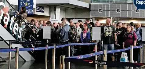  ??  ?? Geduldspro­be für zahlreiche Passagiere: Die Sicherheit­spanne brachte die Abläufe am EuroAirpor­t durcheinan­der.