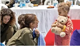  ?? ?? REENCUENTR­O. Yahel Shoham, de 3 años, fue recibida con juguetes por su madre y abuela tras ser liberada el sábado por la noche. Su padre aún permanece cautivo en Gaza.