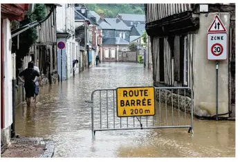  ??  ?? Le 28 mai 2016, les riverains de la rue des Sources s’étaient retrouvés les pieds dans l’eau, en quelques minutes (photo d’archives).