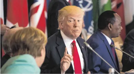  ?? FOTO: IMAGO ?? Die Blockadepo­litik von US-Präsident Donald Trump führte auch bei Bundeskanz­lerin Angela Merkel (CDU) zu großer Verärgerun­g.