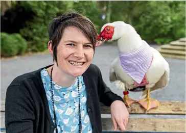  ?? ANDY MACDONALD/ STUFF ?? Evie Batten with Pippi, the duck who’s as good as a dog.