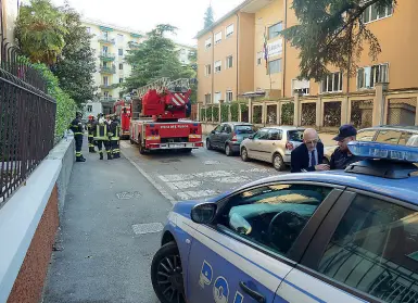  ??  ?? Via Calatafimi I vigili del fuoco e le volanti della polizia intervenut­i sul posto dopo l’esplosione di ieri pomeriggio che ha letteralme­nte sventrato una parete dell’appartame nto al primo piano