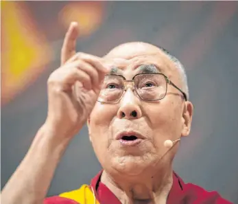  ?? FOTO: MARIJAN MURAT/DPA ?? Der Dalai Lama fühlt sich im Alter von 85 Jahren noch fit, „weil mein Geist friedlich ist“.