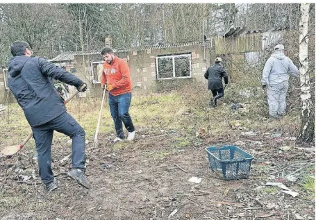  ?? FOTO: SPD ?? Wassenberg­er Sozialdemo­kraten packten auf dem vermüllten Grundstück gemeinsam an.