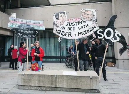  ?? RICHARD LAM/PNG ?? Supporters for the demonstrat­ors arrested while protesting Kinder Morgan Pipeline Project rally outside B.C. Supreme Court.