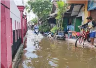  ?? AZAMI RAMADHAN/JAWA POS ?? TAK MASUK RUMAH: Kondisi kampung di Jalan Tambak Pring Barat saat difoto pukul 1 siang kemarin.