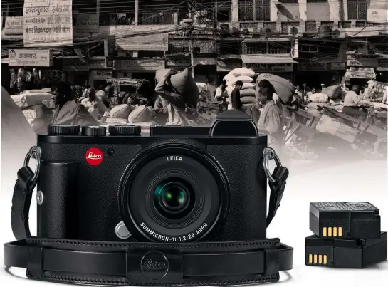  ??  ?? Das Leica CL Street-Kit hat außer der Kamera das Summicron-TL 2/23mm und zwei Akkus im Lieferumfa­ng.