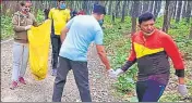  ??  ?? SRRF personnel carry out a drive to remove plastic waste from a 3 km stretch near Khalanga War Memorial in Dehradun.