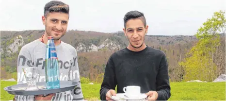  ?? FOTO: LILIA BEN AMOR ?? Abdalsalam Ibrahim (links) und Amer Al-Shalash waren nervös, als sie zum ersten Mal auf dem Knopfmache­r-Felsen bedient haben.