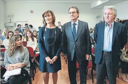  ?? EMILIA GUTIÉRREZ ?? La degana Yolanda Valdeoliva­s, l’expresiden­t Mas i el catedràtic Antonio Rovira ahir a la UAM