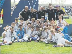  ?? Foto: laia pi ?? El Madrid posa con el título Goleó al Girona en la final U-12a