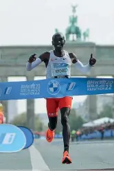 ?? ?? Recordman Eliud Kipchoge, 37 anni, keniano, due medaglie d’oro alle Olimpiadi (LaPresse)