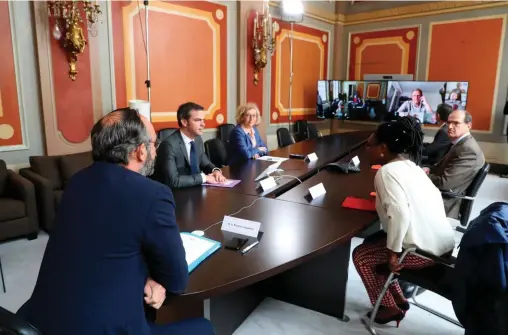  ??  ?? Sommet. Muriel Pénicaud, Olivier Véran, Édouard Philippe, Sibeth Ndiaye et Jean Castex en discussion avec les représenta­nts syndicaux, le 30 avril, à Matignon.
