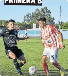  ??  ?? ACOSTA PRESIONA A CARIAGA: EL 10 METIÓ UN GOLAZO.