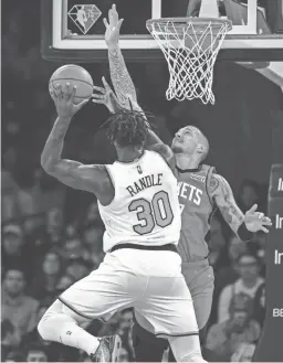  ?? VINCENT CARCHIETTA/USA TODAY SPORTS ?? Knicks forward Julius Randle shoots against Rockets center Daniel Theis on Saturday in New York.