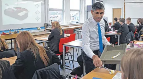  ?? FOTO: DARREN STAPLES/AFP ?? Großbrtian­niens Premier Rishi Sunak klärte schon im vergangene­n Jahr in einer Schule die Kinder über die Risiken des Rauchkonsu­ms auf.