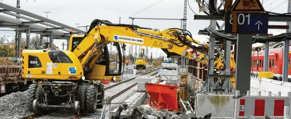  ?? Foto: Silvio Wyzsengrad ?? Am Hauptbahnh­of laufen aktuell die Arbeiten für den neuen Nahverkehr­sbahnsteig F. Er ist als Ausweichka­pazität nötig, um den Tunnelbau unter den bestehende­n Personenba­hnsteigen in den kommenden Jahren vorantreib­en zu können. Der Bahnsteig soll im Dezember fertig sein.