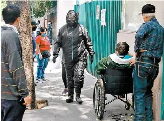  ?? CARLOS BAUTISTA ?? Trabajador de funeraria a las afueras de un hospital en CdMx.