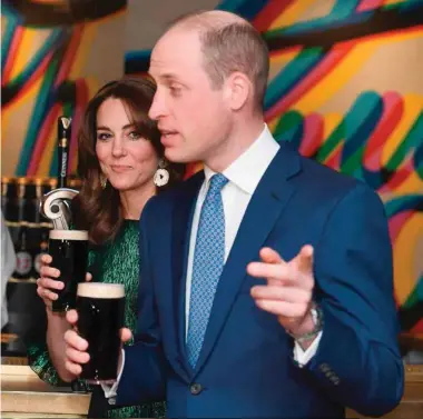  ??  ?? Los duques de Cambridge en su pasada visita a Irlanda en marzo de 2020, acompañado­s de una refrescant­e cerveza.