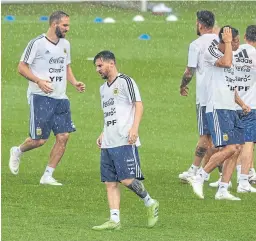  ?? A. greco/e. especial ?? Tras la práctica bajo la lluvia, Messi no descansó